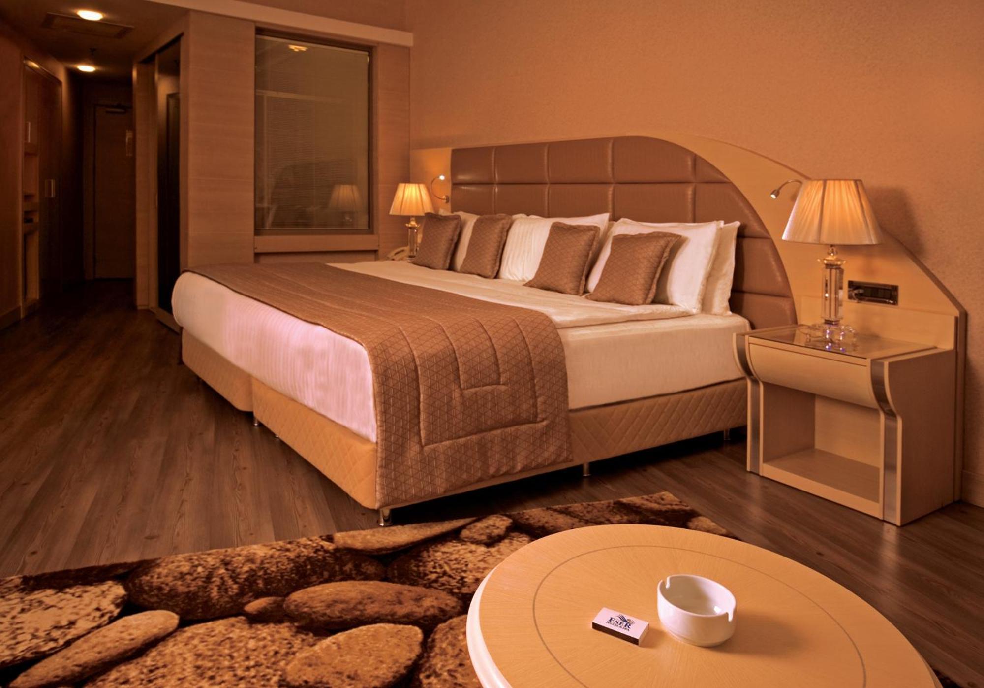 Eser Premium Hotel & Spa Бююкчекмедже Экстерьер фото A room at the hotel